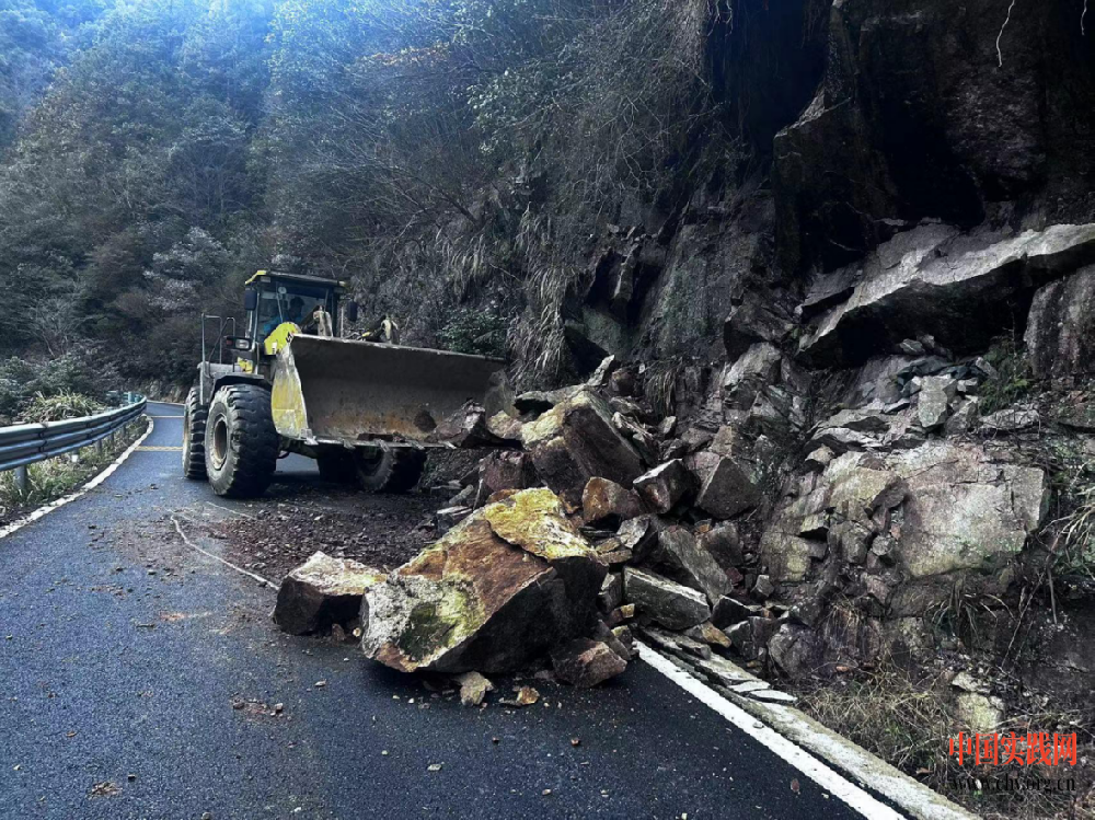 上饶铅山公路中心：抢时间修补路面积极储备春运物资