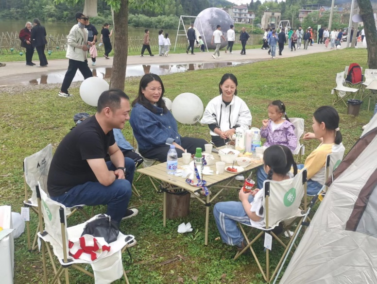 劳动节首日，近万人同游丽阳镇月亮湖春moon生活节