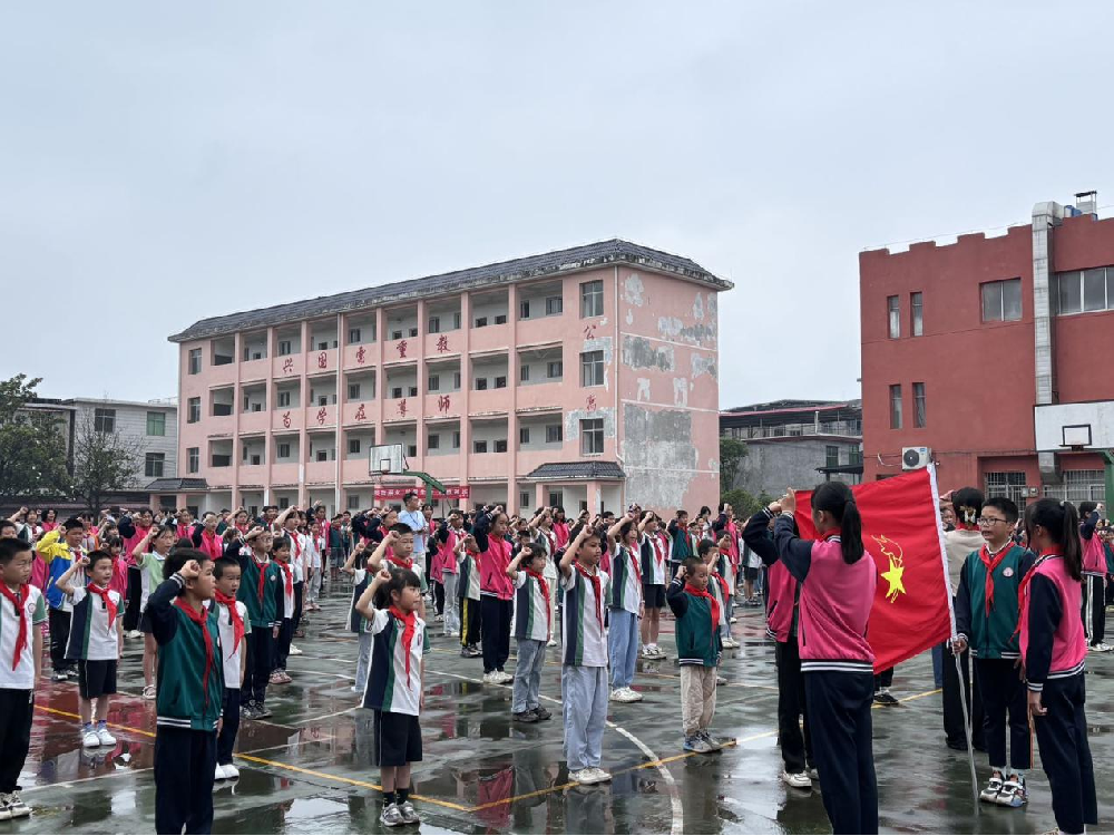 红领巾爱祖国 袁州区水江小学开展新队员入队仪式