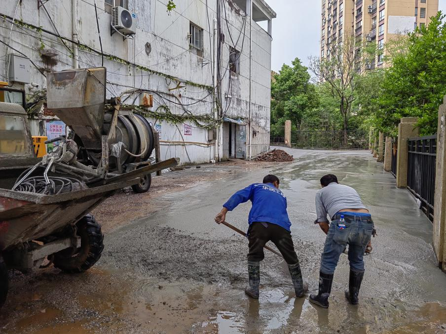 景德镇市昌江区新枫街道十八渡社区：小区改造暖民心 居民点赞送锦旗